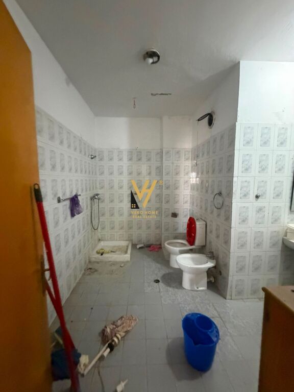 JEPET AMBIENT BIZNESI 136 M2 ME QERA TE 21 DHJETORI 700 EURO