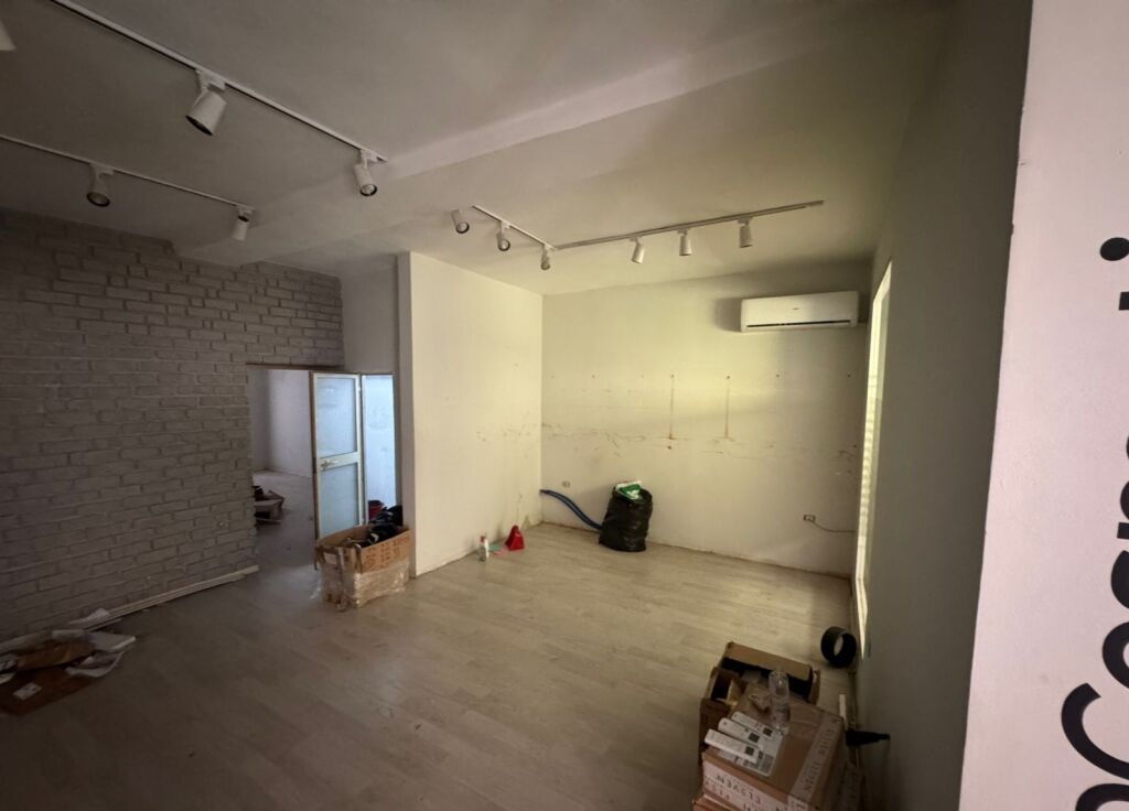 LOCALE COMMERCIALE DI 100 m² IN AFFITTO A ISH-BLLOK – VICINO AL CAFE ROMA