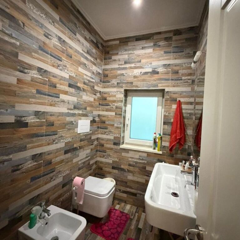 🚨 OKAZION! 🚨  🏡✨ SHITET VILË MODERNE 3-KATËSHE – PRANË AMBASADËS AMERIKANE ✨🏡