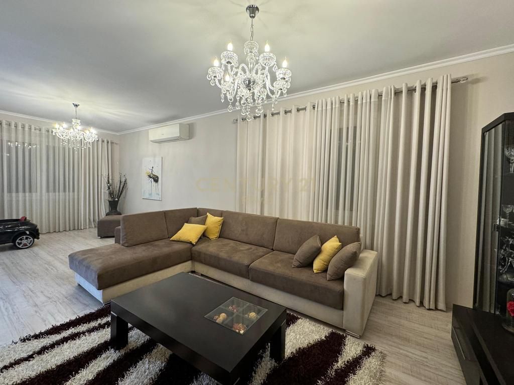 VILLA IN VENDITA NELLA ZONA DI SHKOZA, VICINO ALL'ANELLO GRANDE