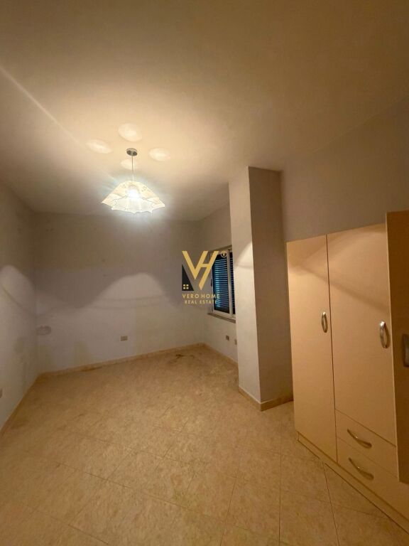 JEPET AMBIENT BIZNESI 136 M2 ME QERA TE 21 DHJETORI 700 EURO