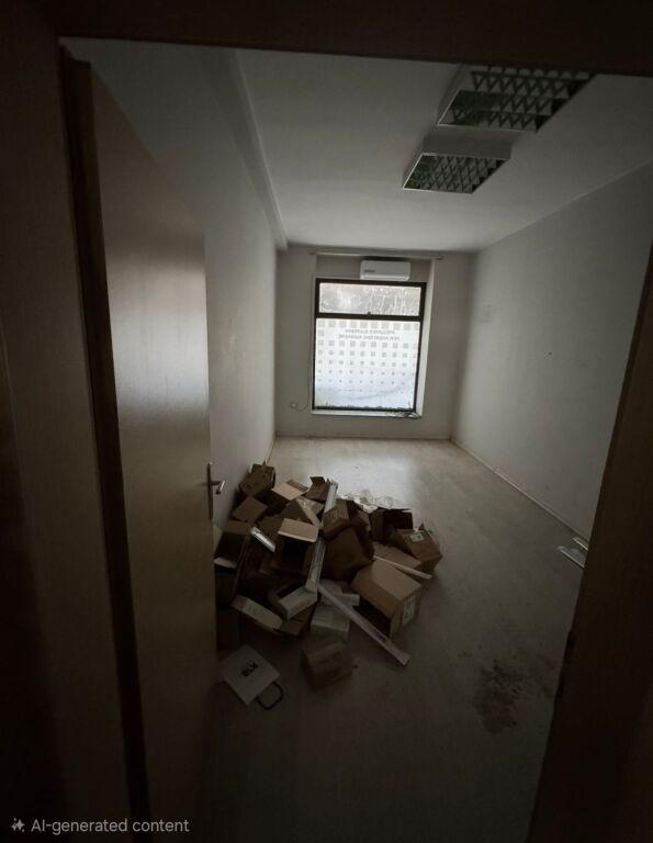 LOCALE COMMERCIALE DI 100 m² IN AFFITTO A ISH-BLLOK – VICINO AL CAFE ROMA