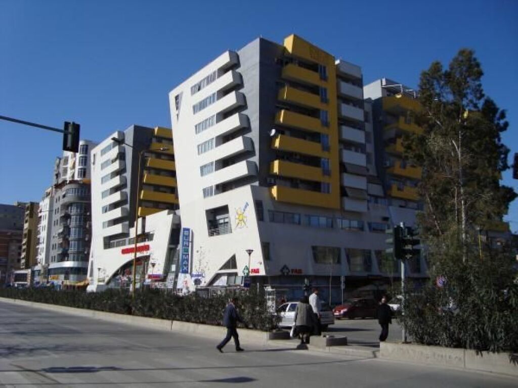 Shitet, Ambjent Biznesi, Rruga e Kavajës, Tiranë.  