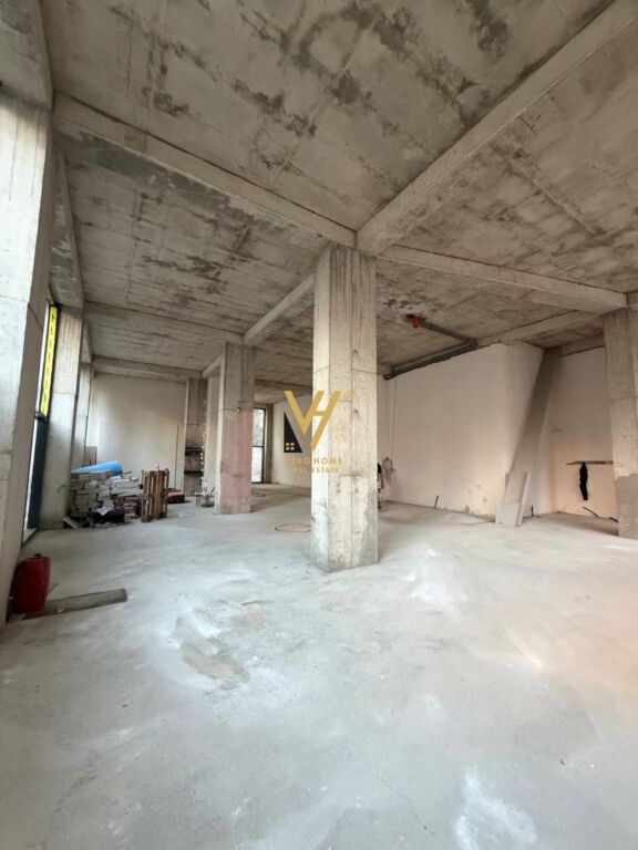 LOCALE COMMERCIALE 300 M2 IN AFFITTO IN VIA KAVAJES 9.000 EURO