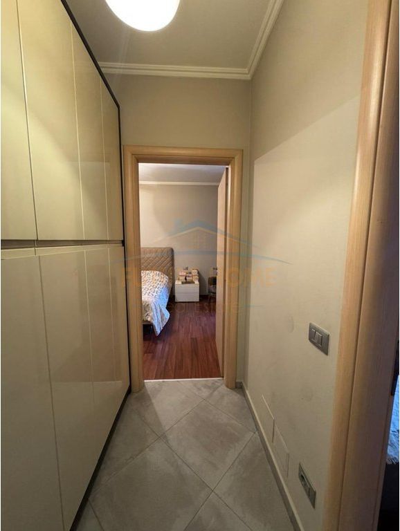 Shitet,Apartament 2+1+2, Kompleksi Tower Bridge,Rruga e Dibres.