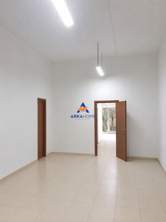 NEGOZIO IN AFFITTO 88M2 "PRESSO L'EX MERCATO ELETTRICO, VICINO ALLA CLINICA GLOZHENI" 80.000 LEKE