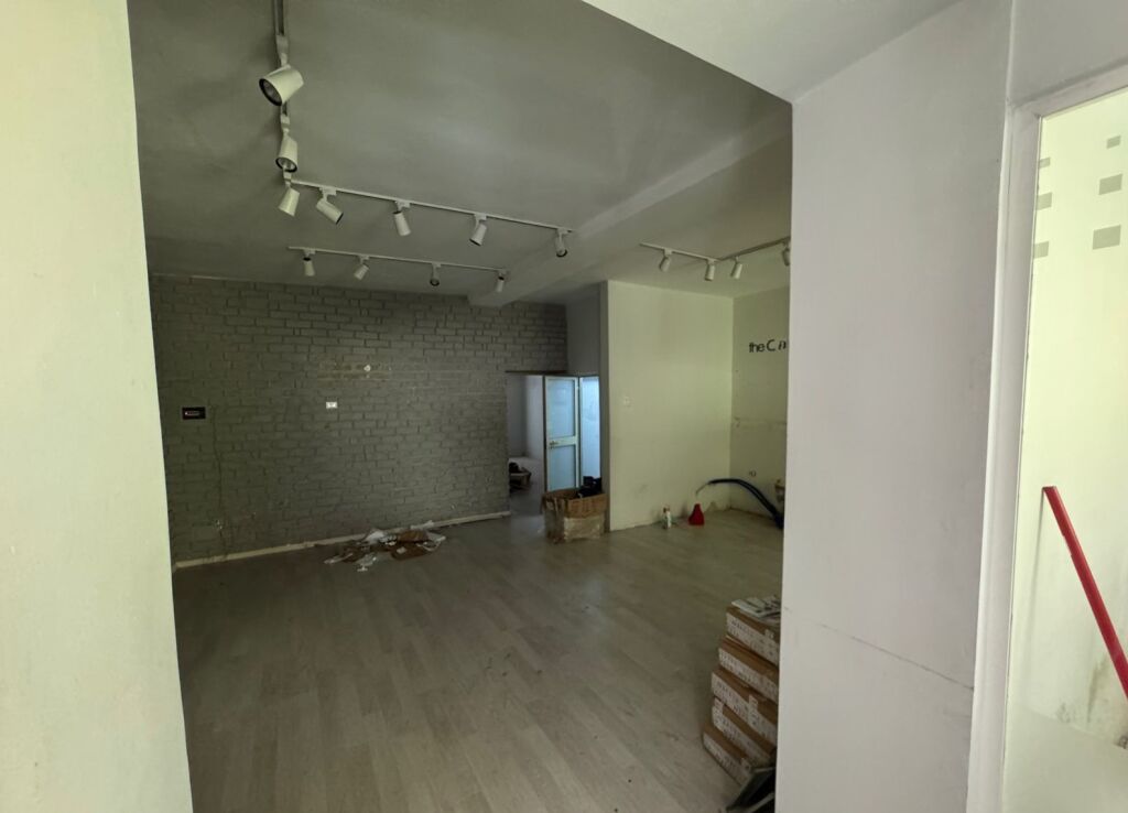 LOCALE COMMERCIALE DI 100 m² IN AFFITTO A ISH-BLLOK – VICINO AL CAFE ROMA