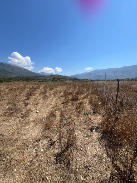 SHITET TOKË ARË 11,000 m² NË TRAGJAS, VLORË – IDEALE PËR AGROTURIZËM DHE INVESTIM