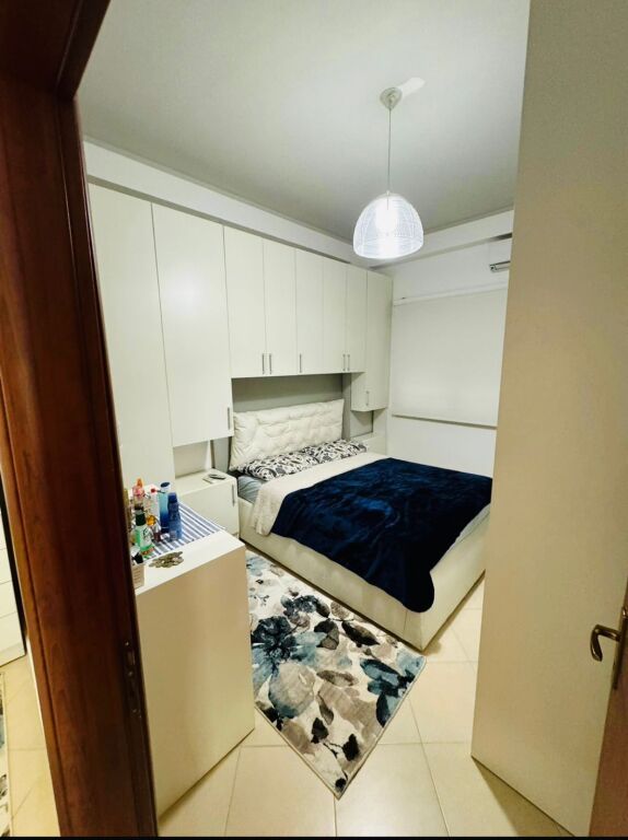🏢Ne zonen e Kodres se Diellit,jepet me qera apartament  1+1+post parkimi,i mobiluar 65,000Leke