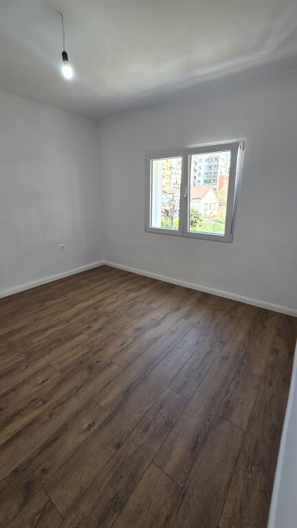 Shesim apartament 1+1 prane Shkolles se Kuqe - Widok 4