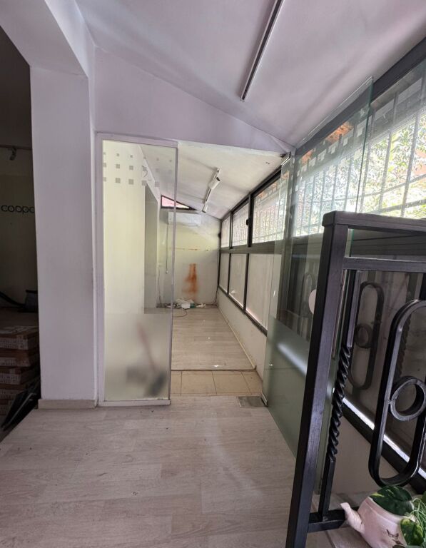 LOCALE COMMERCIALE DI 100 m² IN AFFITTO A ISH-BLLOK – VICINO AL CAFE ROMA
