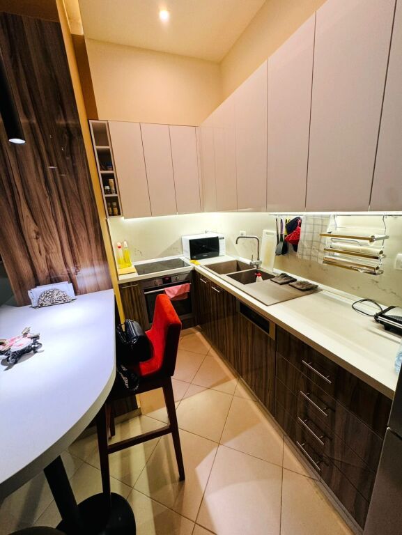 🏢Ne zonen e Kodres se Diellit,jepet me qera apartament  1+1+post parkimi,i mobiluar 65,000Leke