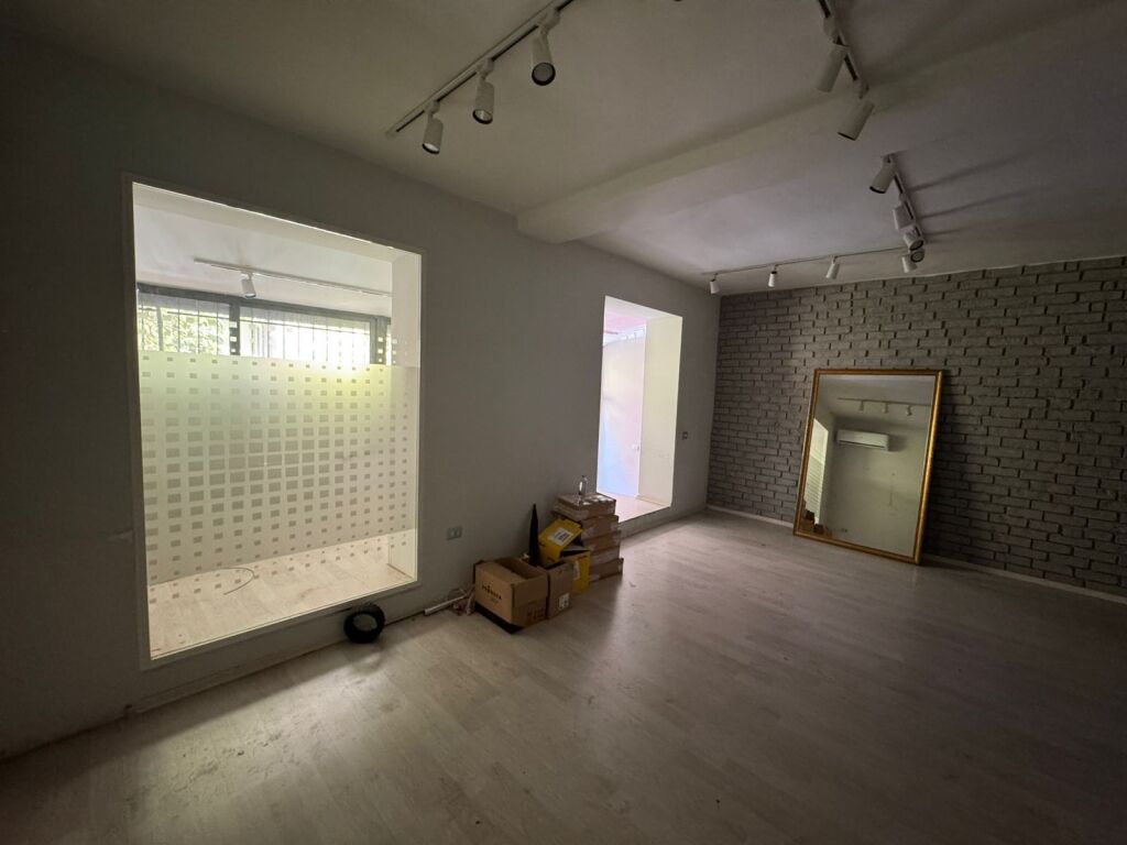 LOCALE COMMERCIALE DI 100 m² IN AFFITTO A ISH-BLLOK – VICINO AL CAFE ROMA