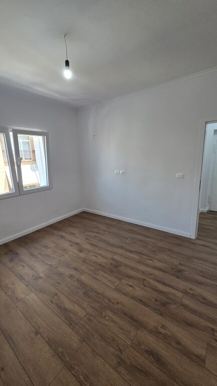 Shesim apartament 1+1 prane Shkolles se Kuqe - Widok 5