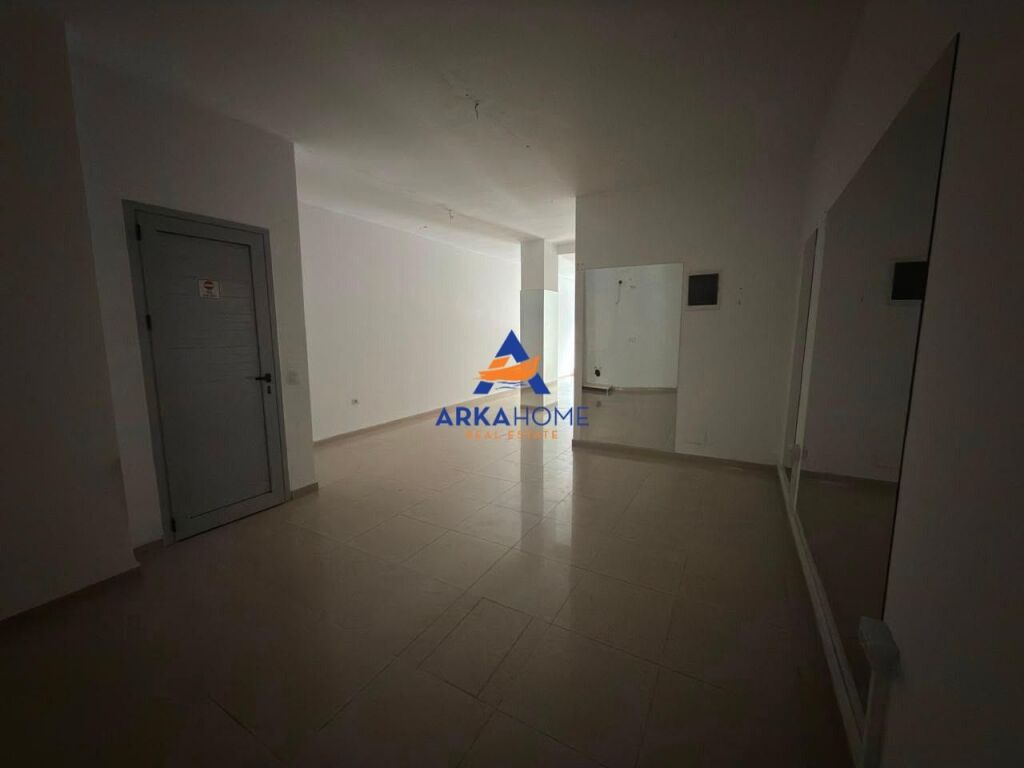 SHOP FOR RENT 51M2 "NEAR KRISTAL CENTER" 70,000 LEKE