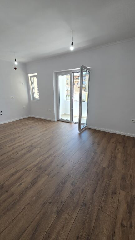 Shesim apartament 1+1 prane Shkolles se Kuqe - Widok 2