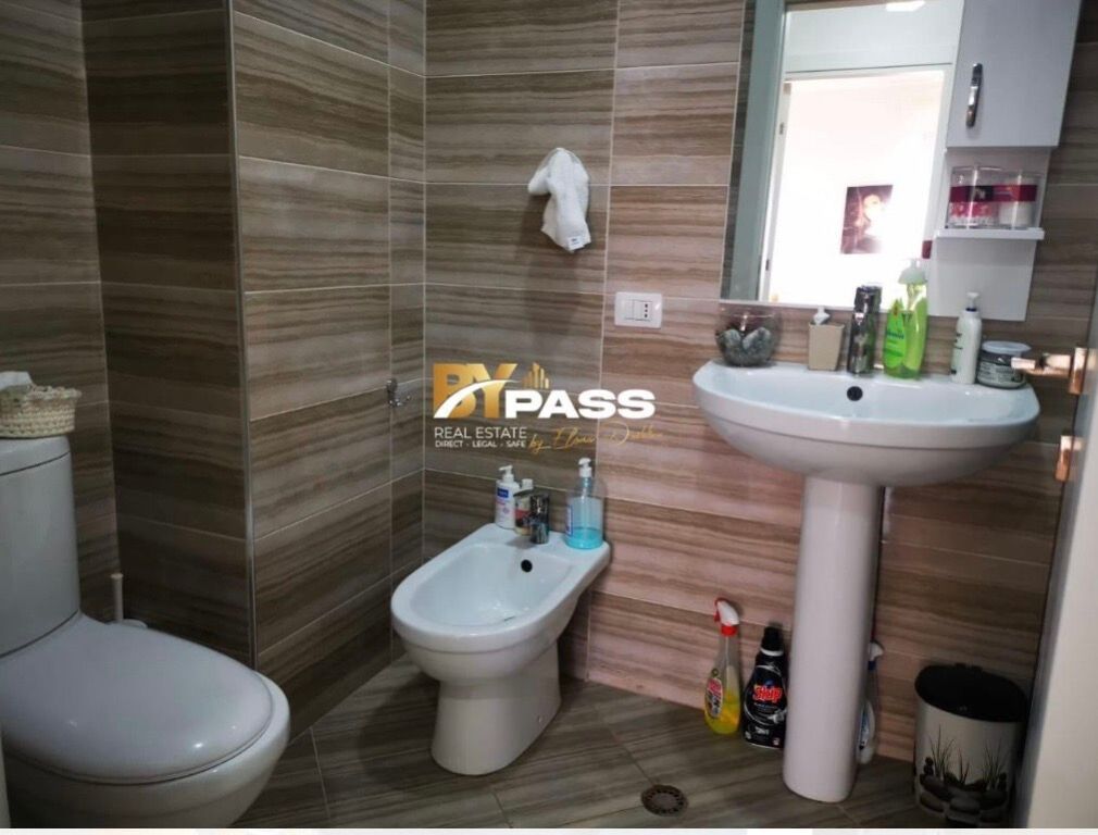 APARTAMENT 1+1 ME QIRA NE QENDER, TIRANE (Toptani) - Widok 4