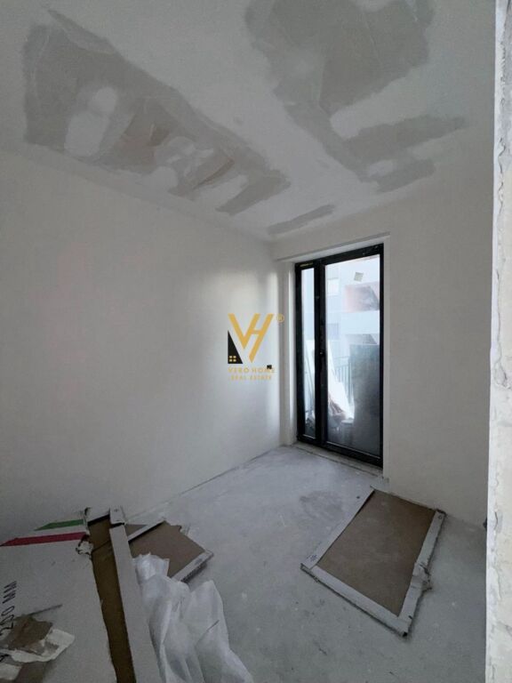 JEPET ZYRE 100 M2 ME QERA TE RRUGA E KAVAJES 1.000 EURO