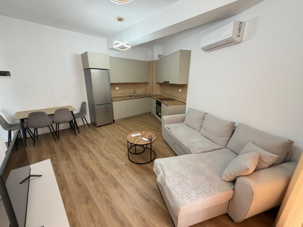 Affittasi 1+1  Indirizzo: Ali Demi Complesso Kaimi  Arredato  7° piano  Superficie 60 m2  Prezzo 400 mila lek non trattabili