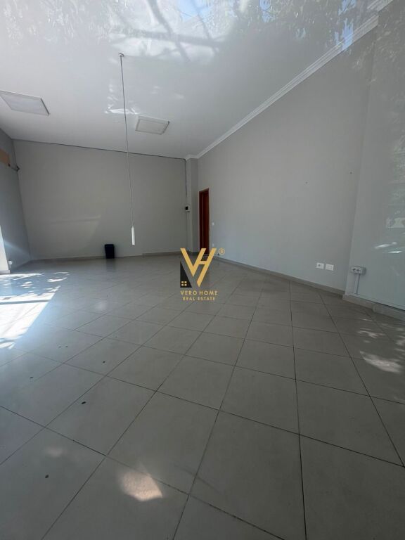 JEPET AMBIENT BIZNESI 54 M2 ME QIRA TE RRUGA E BARRIKADAVE 65.000 LEKE