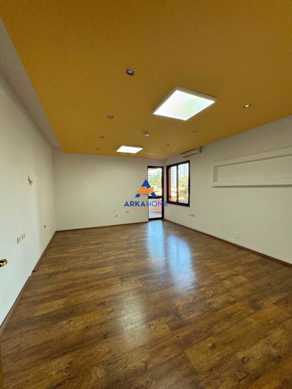 LOCALE COMMERCIALE IN AFFITTO 200M2 "ISH BLLOKU" 3200 EURO