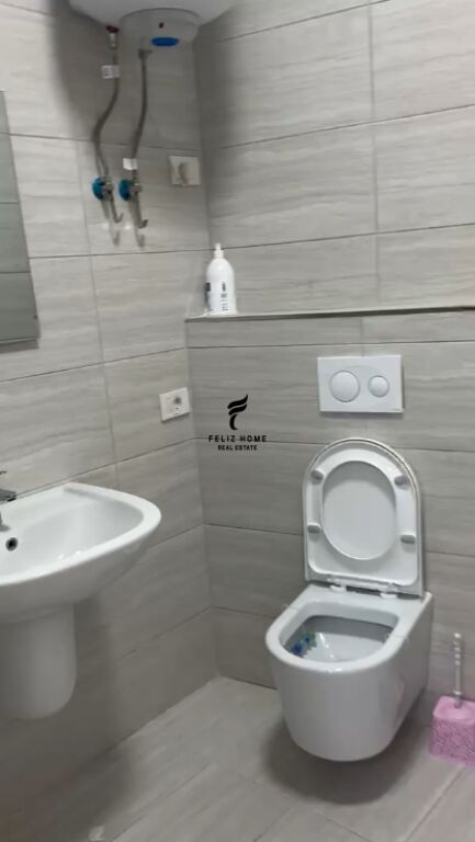 ZYRE ME QERA 122 M2 RRUGA E DURRESIT 150.000 LEKE FH-82137