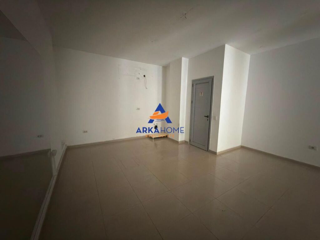 SHOP FOR RENT 51M2 "NEAR KRISTAL CENTER" 70,000 LEKE