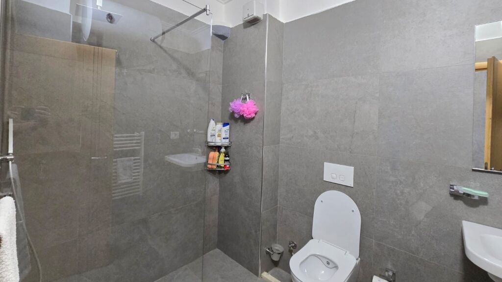 Apartament 2+1+2 per shitje, Komuna e Parisit !