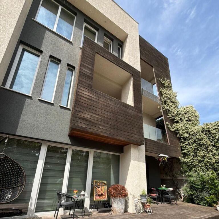 🚨 OKAZION! 🚨  🏡✨ SHITET VILË MODERNE 3-KATËSHE – PRANË AMBASADËS AMERIKANE ✨🏡