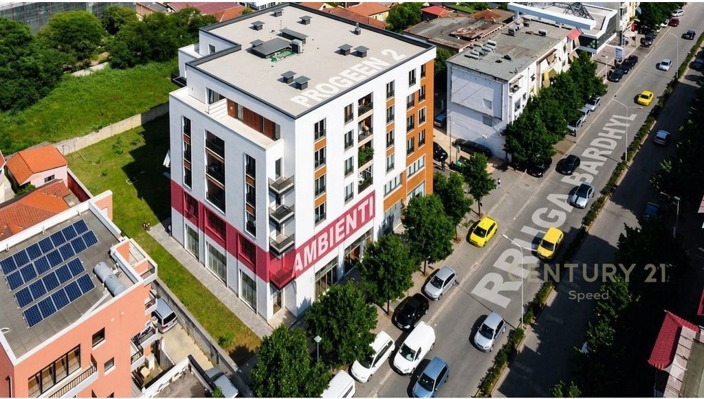 Locale Commerciale in Affitto in Via Bardhyl!!