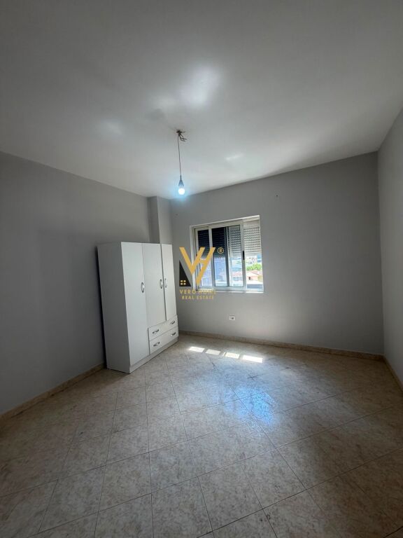 JEPET AMBIENT BIZNESI 136 M2 ME QERA TE 21 DHJETORI 700 EURO