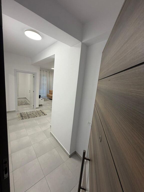 🏡 Appartamento 2+1 in affitto  📍 Complesso Golden Park, di fronte a Amerikan 3  ✔️ Superficie: 80 m² ✔️ 5° piano (con ascensore) ✔️ Completamente arredato ✔️ 2 balconi  💰 Prezzo: 60.000 lek/mese
