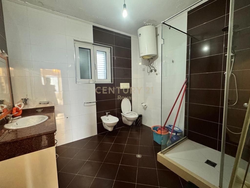 VILLA IN VENDITA NELLA ZONA DI SHKOZA, VICINO ALL'ANELLO GRANDE