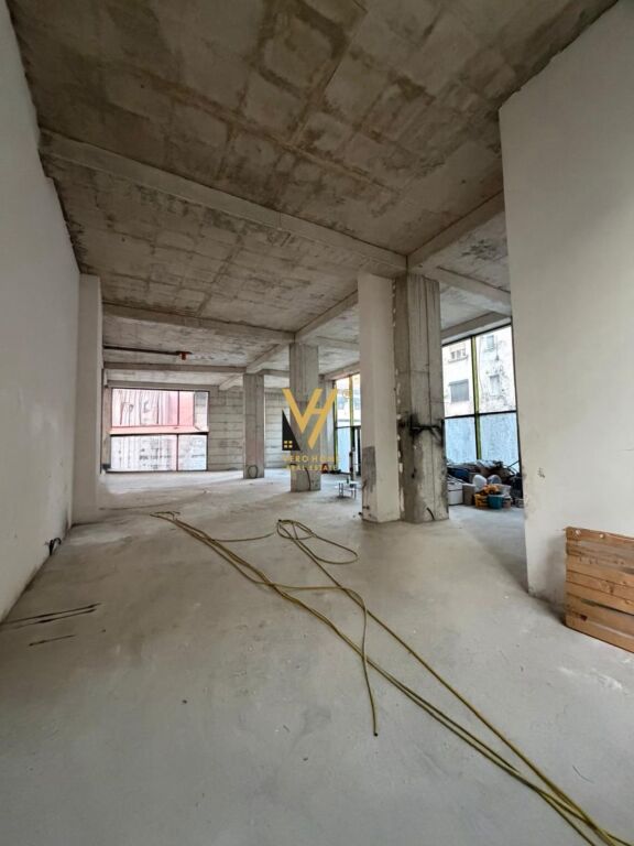 LOCALE COMMERCIALE 300 M2 IN AFFITTO IN VIA KAVAJES 9.000 EURO