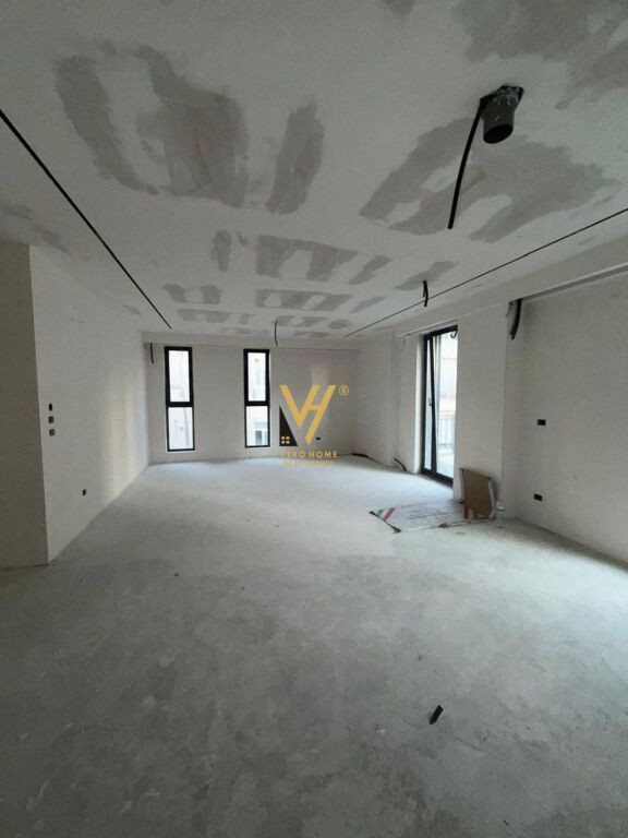 JEPET ZYRE 100 M2 ME QERA TE RRUGA E KAVAJES 1.000 EURO