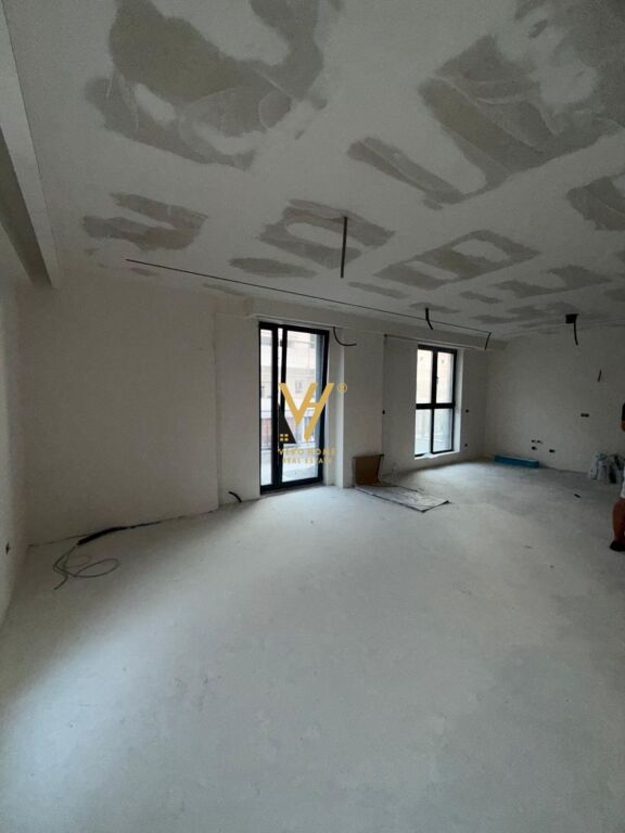 JEPET ZYRE 100 M2 ME QERA TE RRUGA E KAVAJES 1.000 EURO