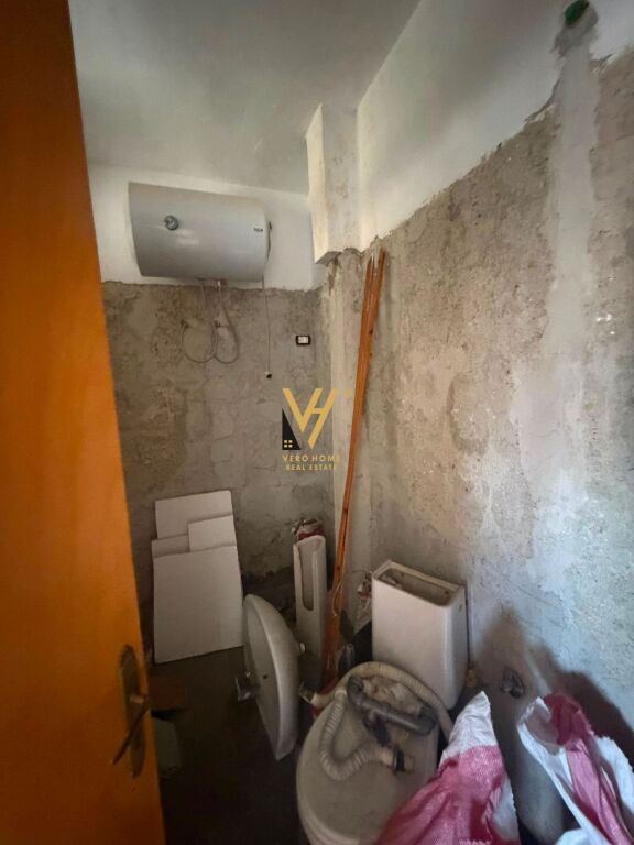 JEPET AMBIENT BIZNESI 136 M2 ME QERA TE 21 DHJETORI 700 EURO