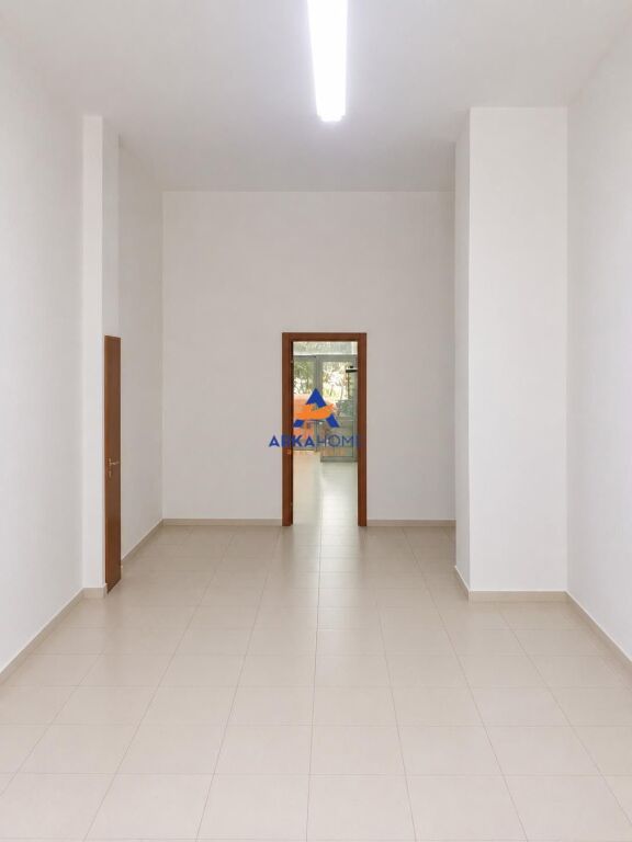 SHITET DYQAN 88M2 "TEK ISH TREGU ELEKTRIK, PRANË KLINIKËS GLOZHENI" 400000 EURO