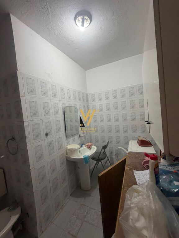 JEPET AMBIENT BIZNESI 136 M2 ME QERA TE 21 DHJETORI 700 EURO