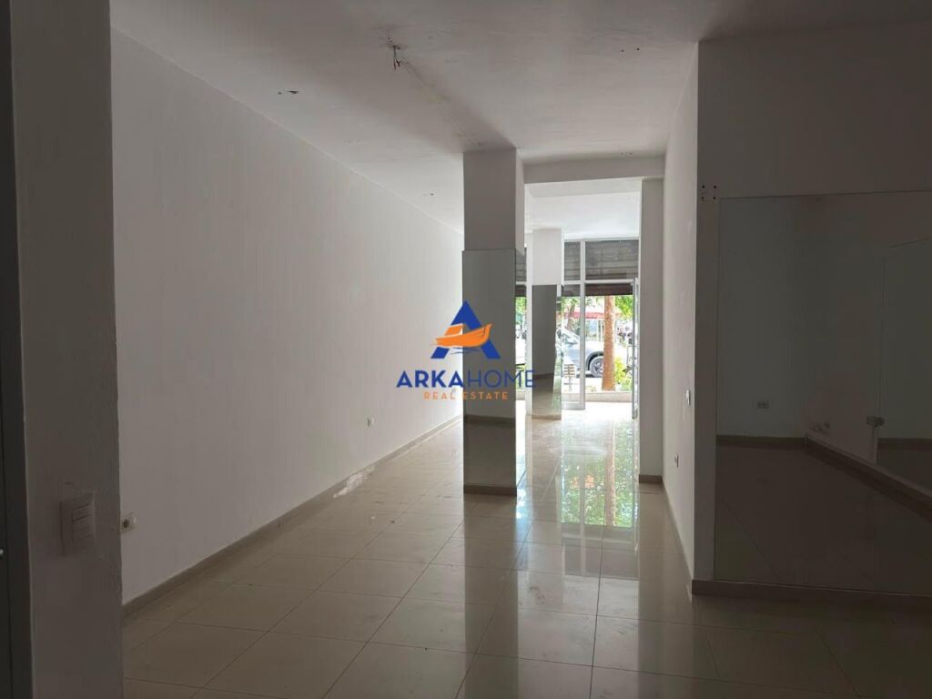 SHOP FOR RENT 51M2 "NEAR KRISTAL CENTER" 70,000 LEKE