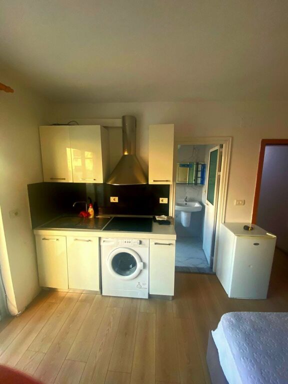 MONOLOCALE IN AFFITTO 40M2 21 DICEMBRE 44.000 LEKE FH-82262