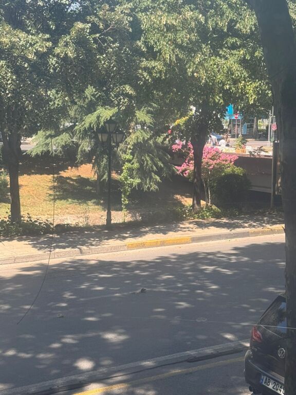 LOCALE COMMERCIALE DI 100 m² IN AFFITTO A ISH-BLLOK – VICINO AL CAFE ROMA