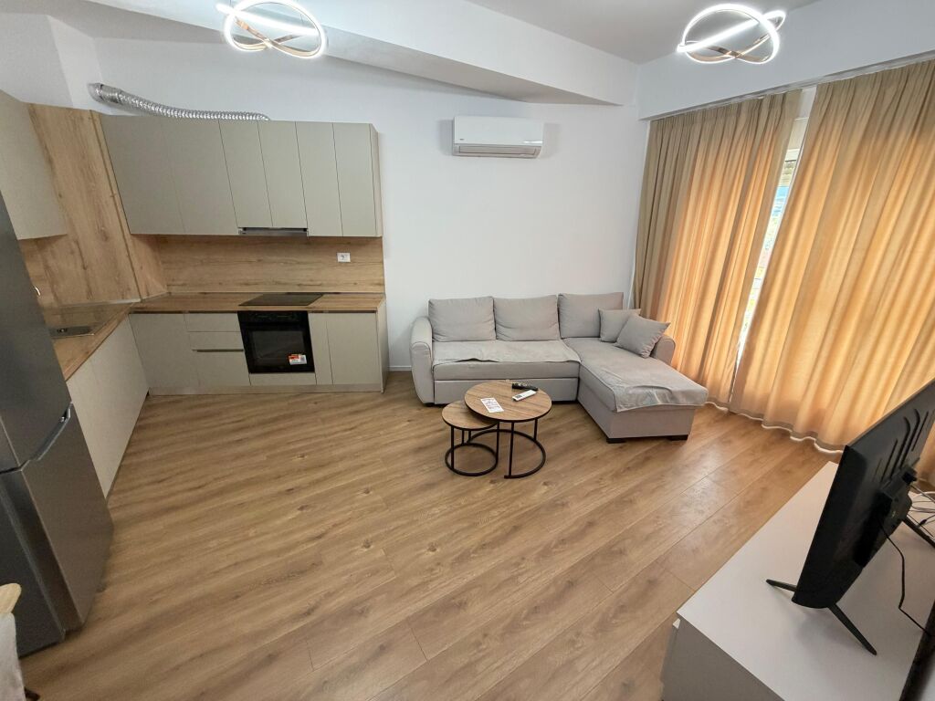 Affittasi 1+1  Indirizzo: Ali Demi Complesso Kaimi  Arredato  7° piano  Superficie 60 m2  Prezzo 400 mila lek non trattabili