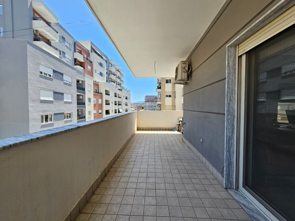 Apartment 4+1+3 for sale Pazari i Ri!