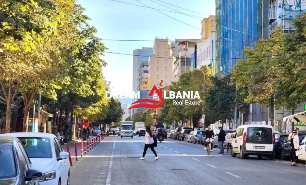 Shitet Dyqan buze rruge ne Qender, Rruga Barrikadave (ID 4171639)