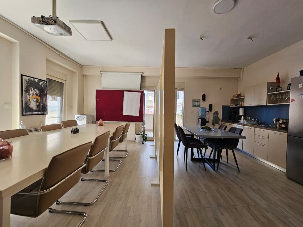 Apartment 4+1+3 for sale Pazari i Ri!
