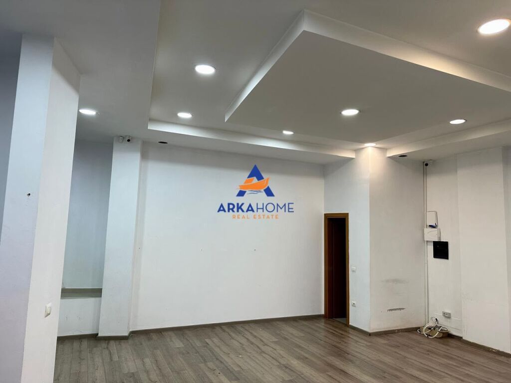 AFFITTASI NEGOZIO DI 70M2 "VICINO ALLA PROCURA, POSIZIONE: VIA HAXHI HYSEN DALLIU" 120.000 LEKE