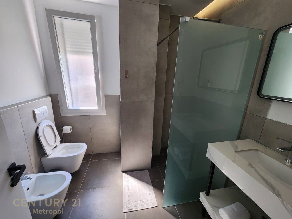 JEPET ME QERA APARTAMENT 2+1+POST PARKIMI,YRSHEK (KLINIKA UZLLOVA)

