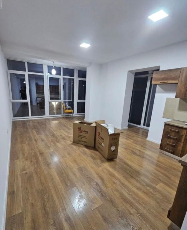 Ambient zyre me qira te Kika 2 , Komuna Parisit - Widok 3