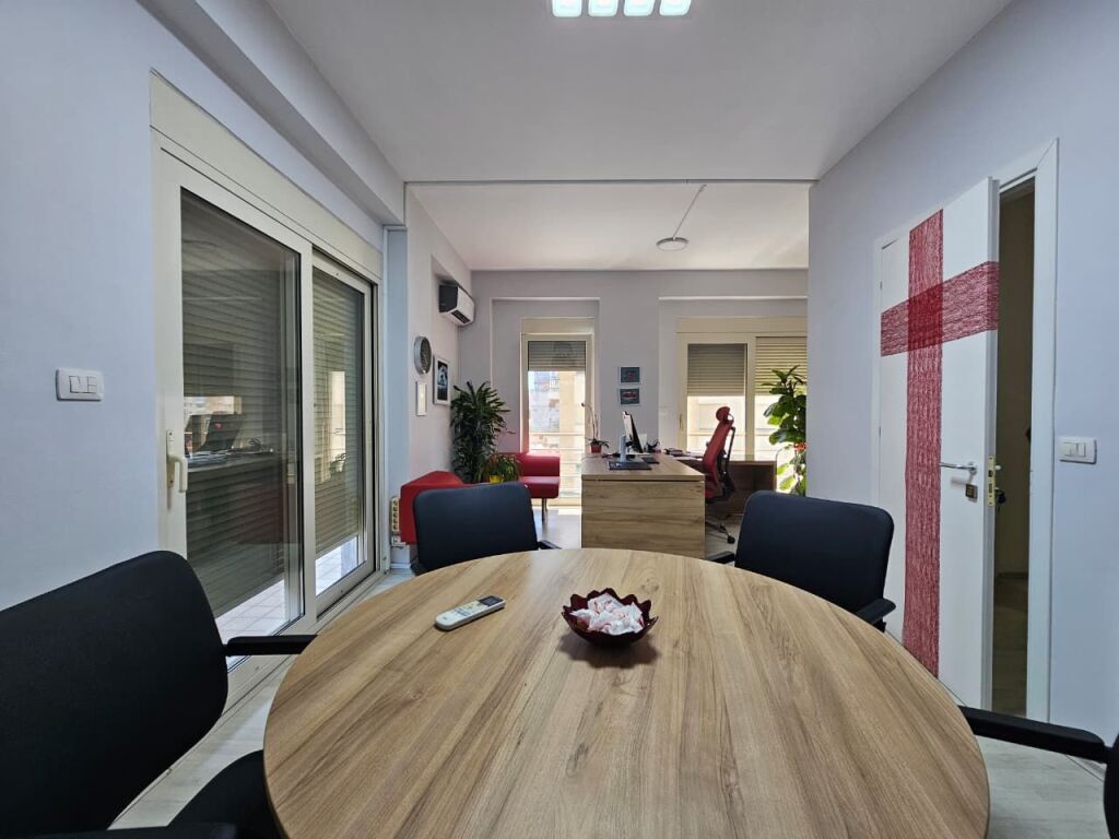 Apartment 4+1+3 for sale Pazari i Ri!
